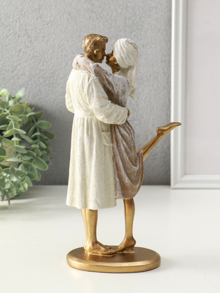Фигура полистоун «Влюблённые в банных халатах», 7.5×13.5×26 см