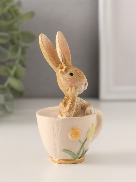 Фигурка полистоун «Кролик в чашечке с тюльпанами», 6×4.5×10 см